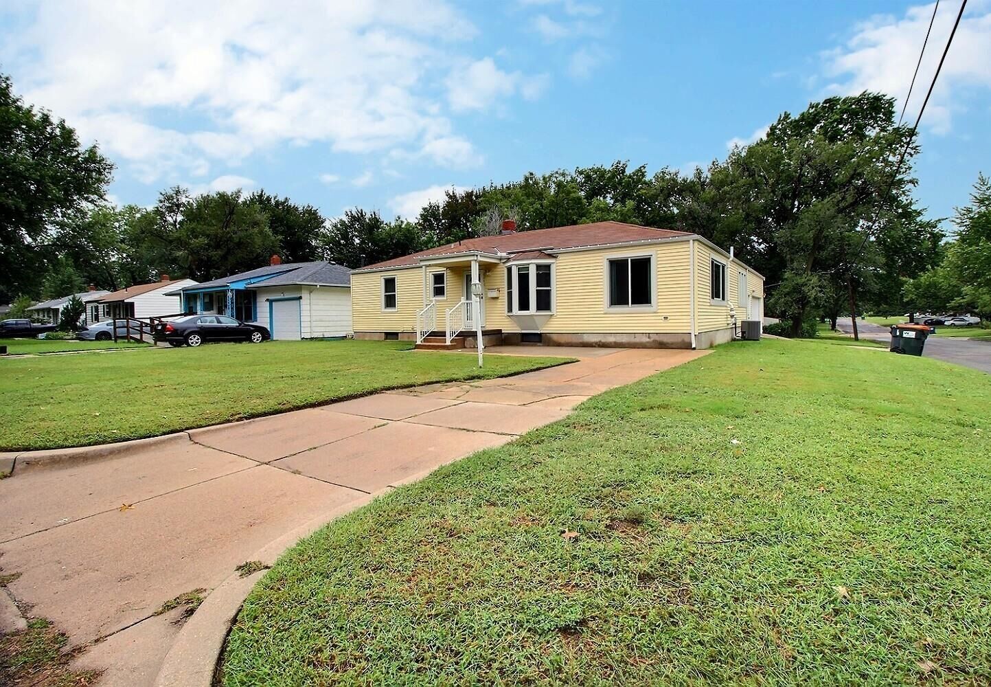 Property Photo:  2201 S Crestway St  KS 67218 