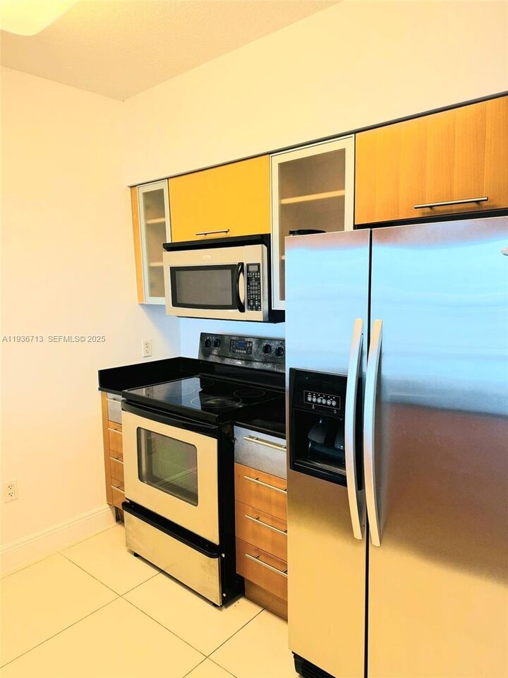 Property Photo:  1750 N Bayshore Dr 1606  FL 33132 