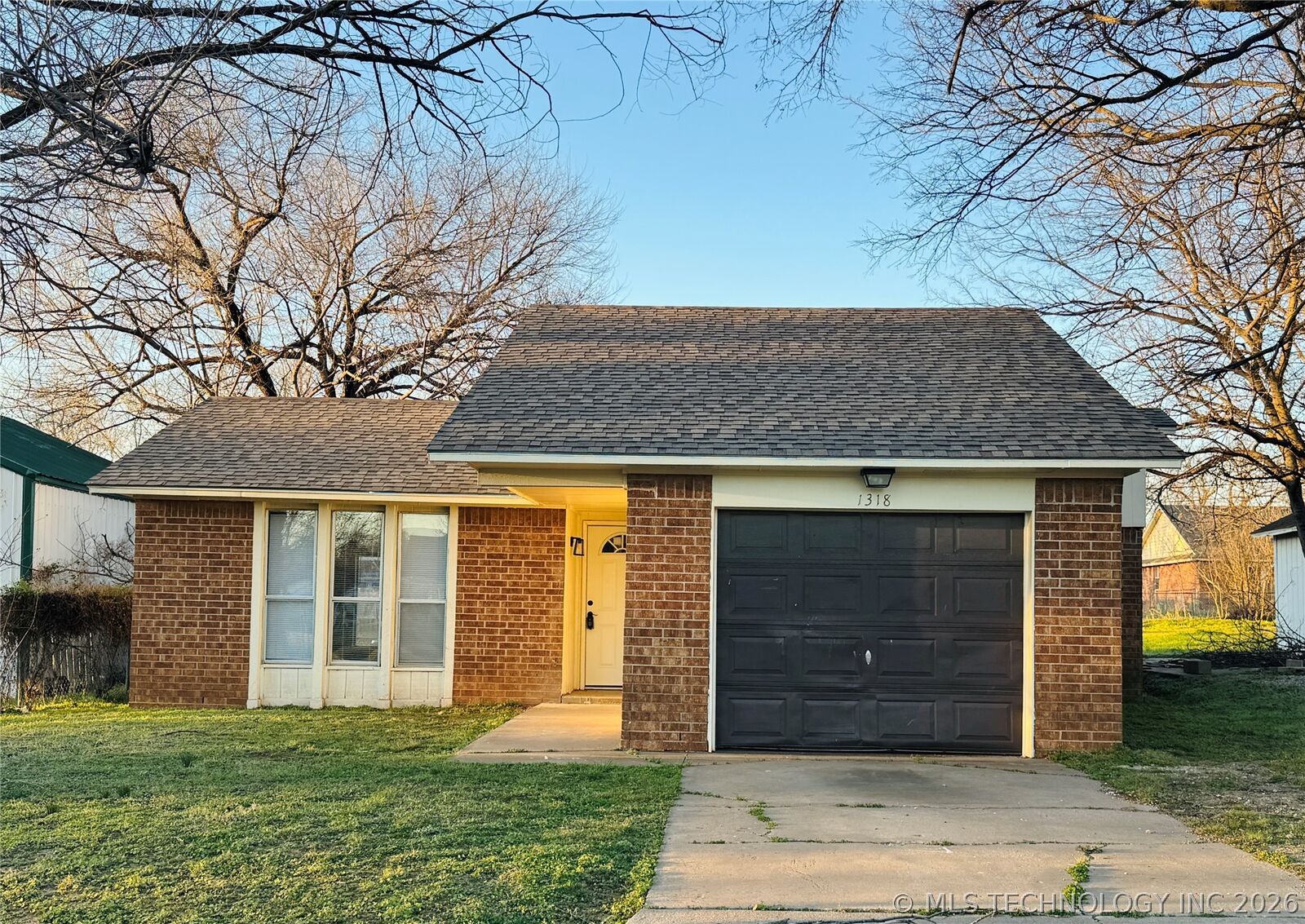 Property Photo:  1318 E Oak Street  OK 74023 