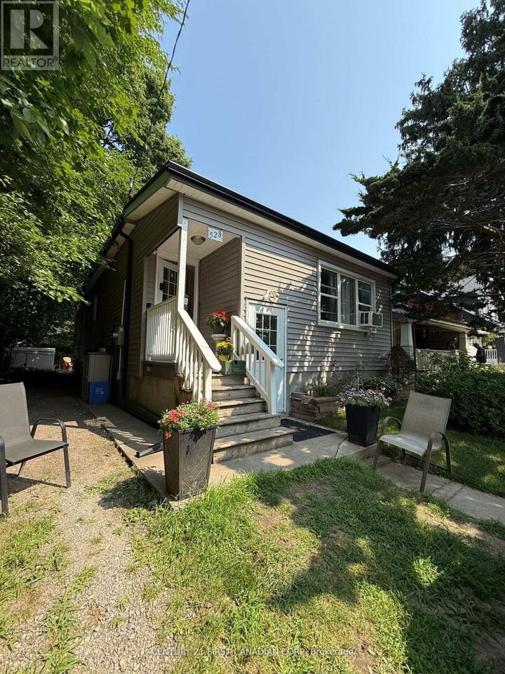 Property Photo:  528 Pall Mall St Street  ON N5Y 2Z6 