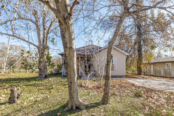 Property Photo: 301 Albert Street TX 77568