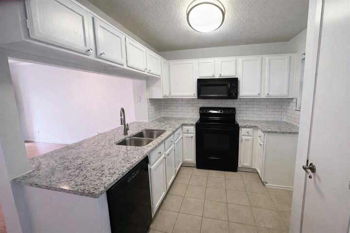 Property Photo: 17 Abbey Road TX 76039