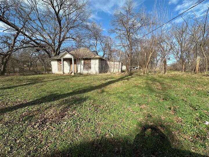 Property Photo: 704 E Colbert Street OK 73098