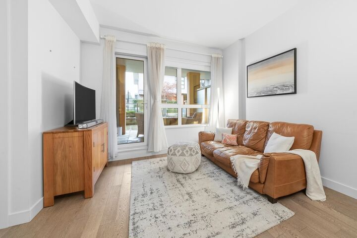 Photo de la propriété:  3220 Connaught Crescent 201  BC V7R 0A5 