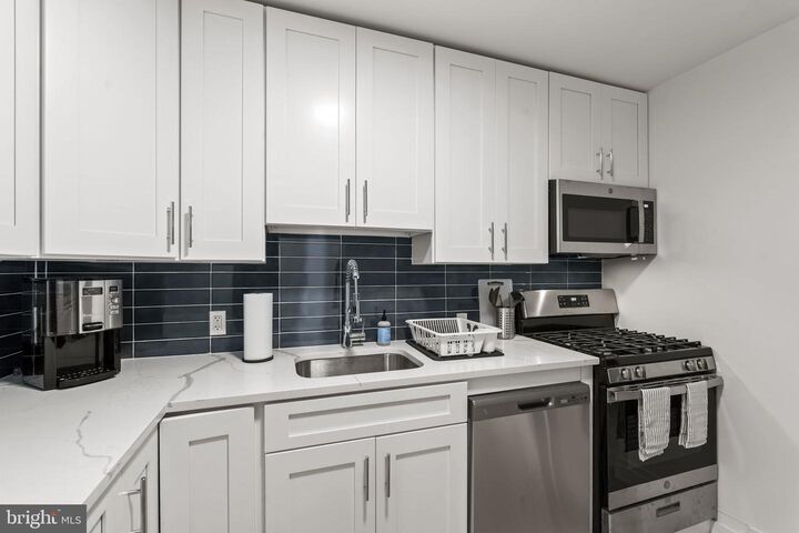 Property Photo:  100 W Taylor Run Parkway W 8  VA 22314 