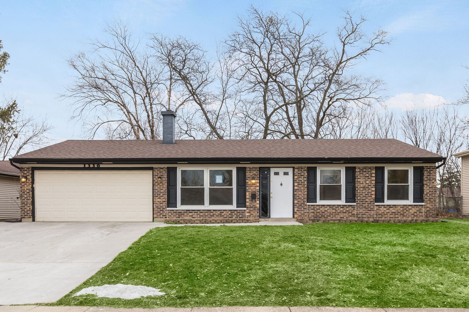 Property Photo:  1330 E Kennedy Drive  IL 60107 