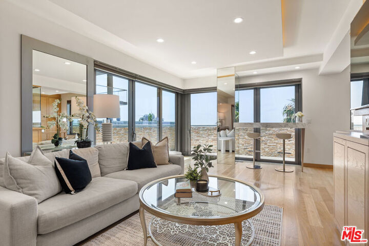 Property Photo:  1755 Ocean Avenue 811  CA 90401 