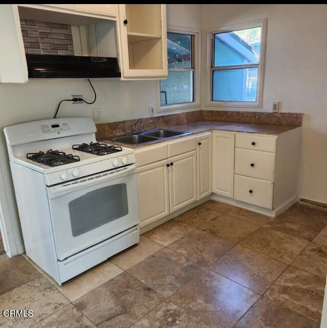 Property Photo:  228 Kellogg Street  CA 93001 