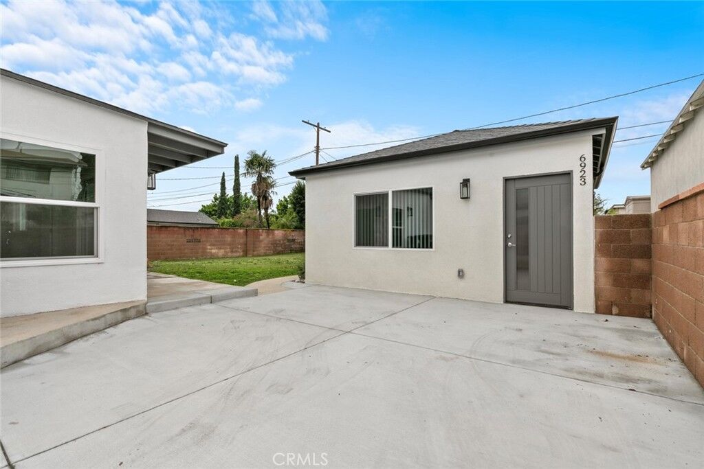 Property Photo:  6923 Bluebell  CA 91605 