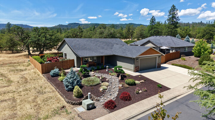 Property Photo:  202 White Oak Way  OR 97539 