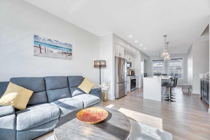 Property Photo:  196 Wolf Hollow Park SE  AB T2X 4M6 