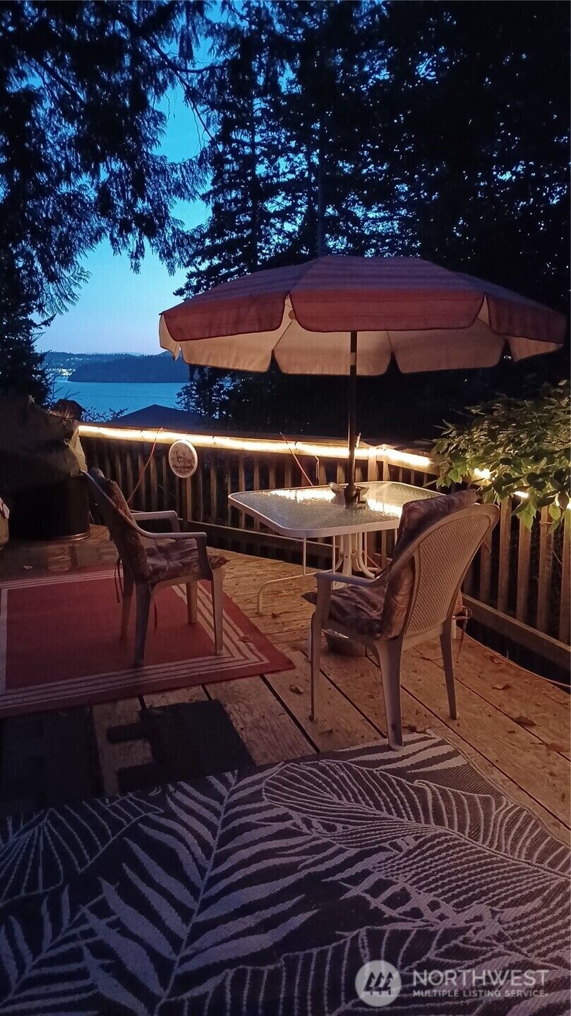 Property Photo:  7408  Holiday Boulevard  WA 98221 