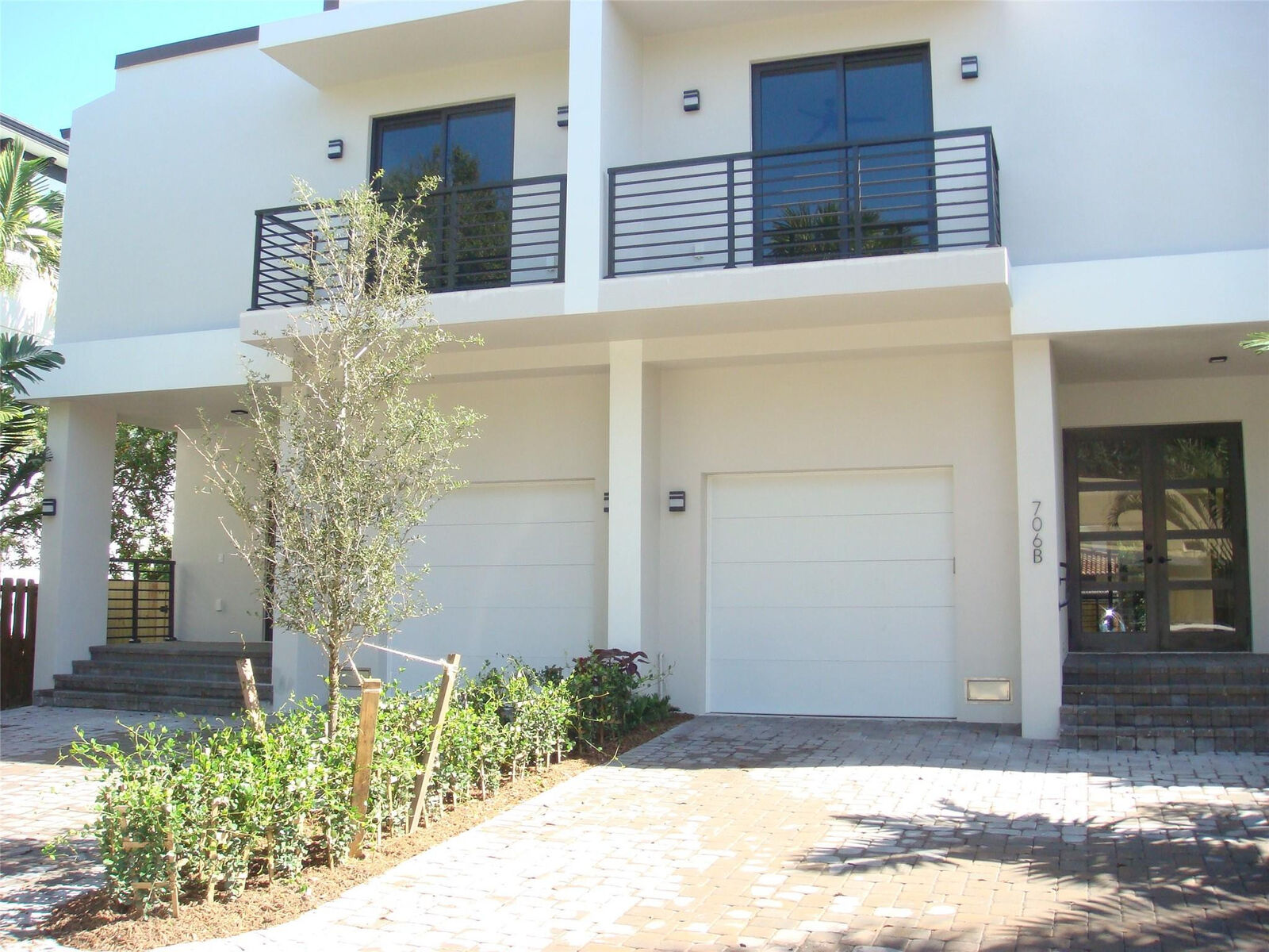 Property Photo:  706 SW 9 Te B  FL 33315 