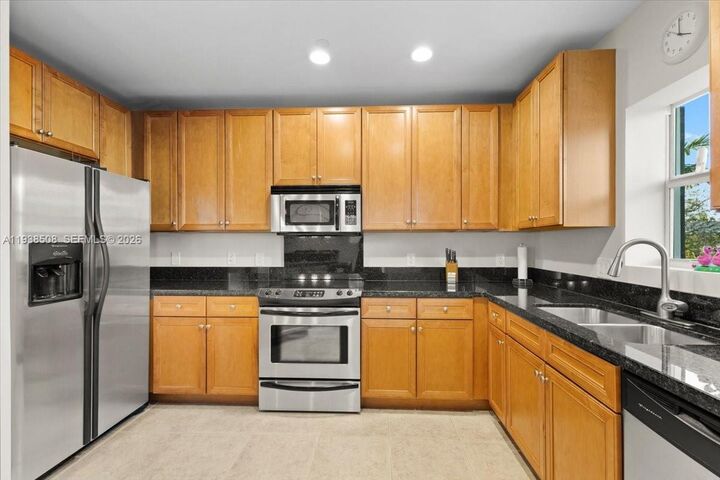 Property Photo:  630 SE 15th St 3  FL 33316 