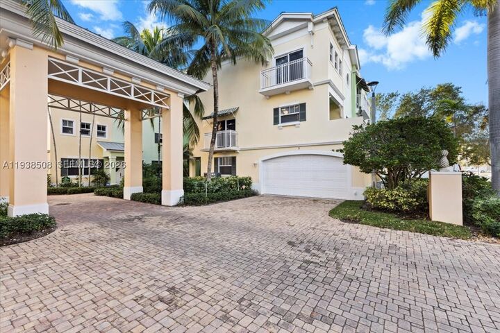 Property Photo: 630 SE 15th St 3 FL 33316