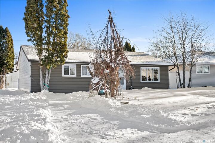 Property Photo: 87 Robinson Crescent SK S4R 3R1