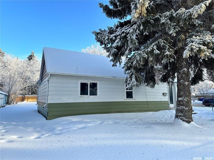 Property Photo: 1502 F Avenue N SK S7L 1X9