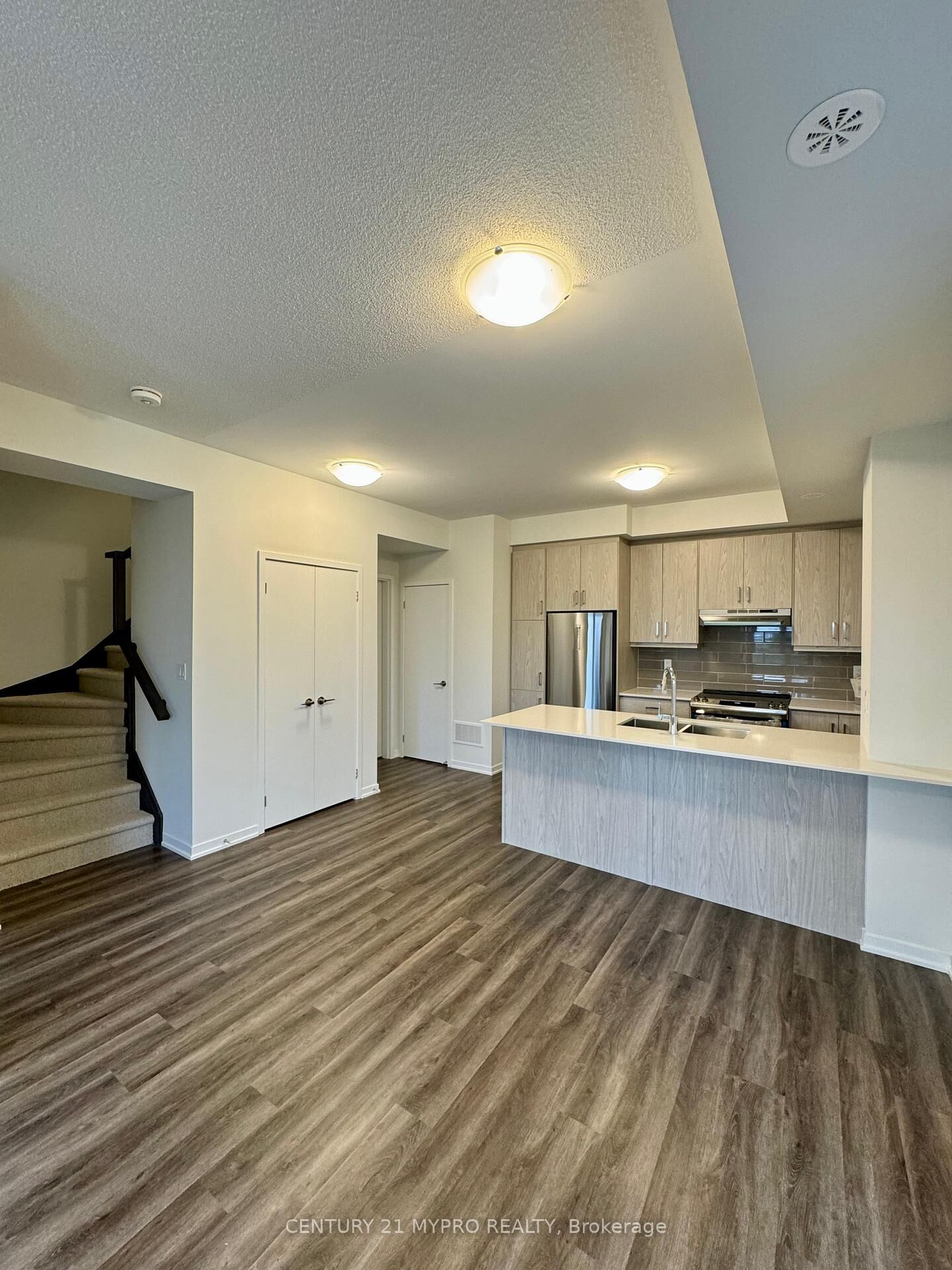 Property Photo:  130 Honeycrisp Crescent Th327  ON L4K 0N7 