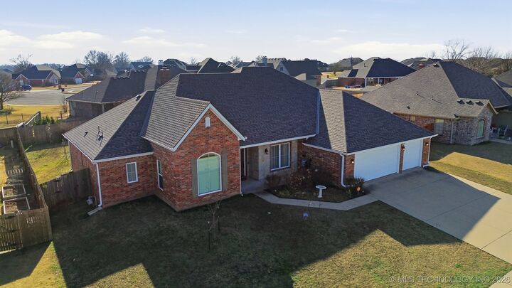 Property Photo:  420 N Park Hill Loop  OK 74006 