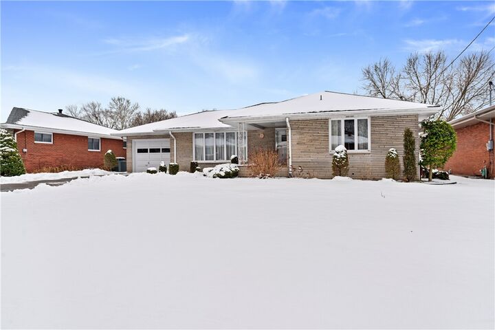 Property Photo:  1004 Royal Ct  PA 15024 