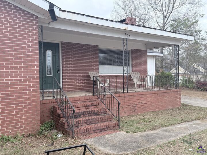 Property Photo:  407 Collins Ave  GA 31028 