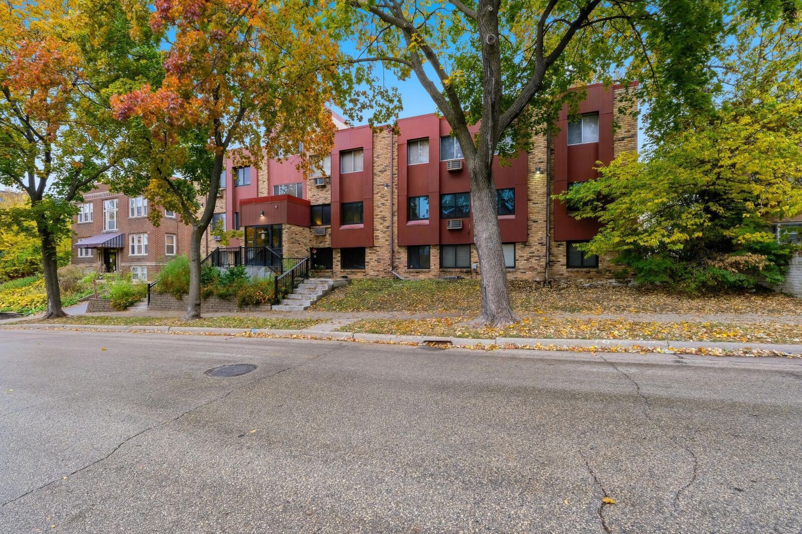 Property Photo:  520 Ridgewood Avenue 107  MN 55403 