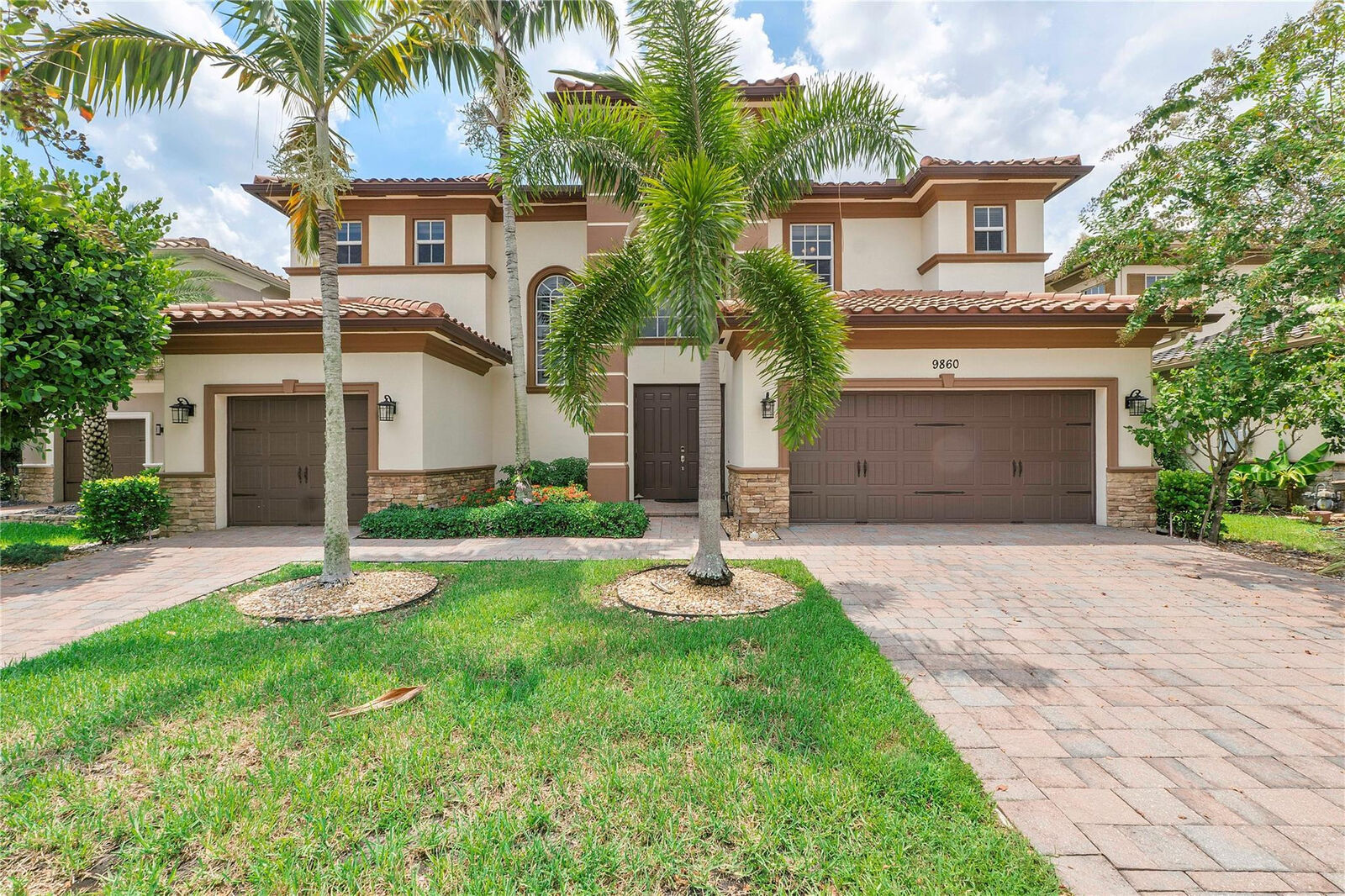 Property Photo: 9860 Lakeview Lane FL 33076