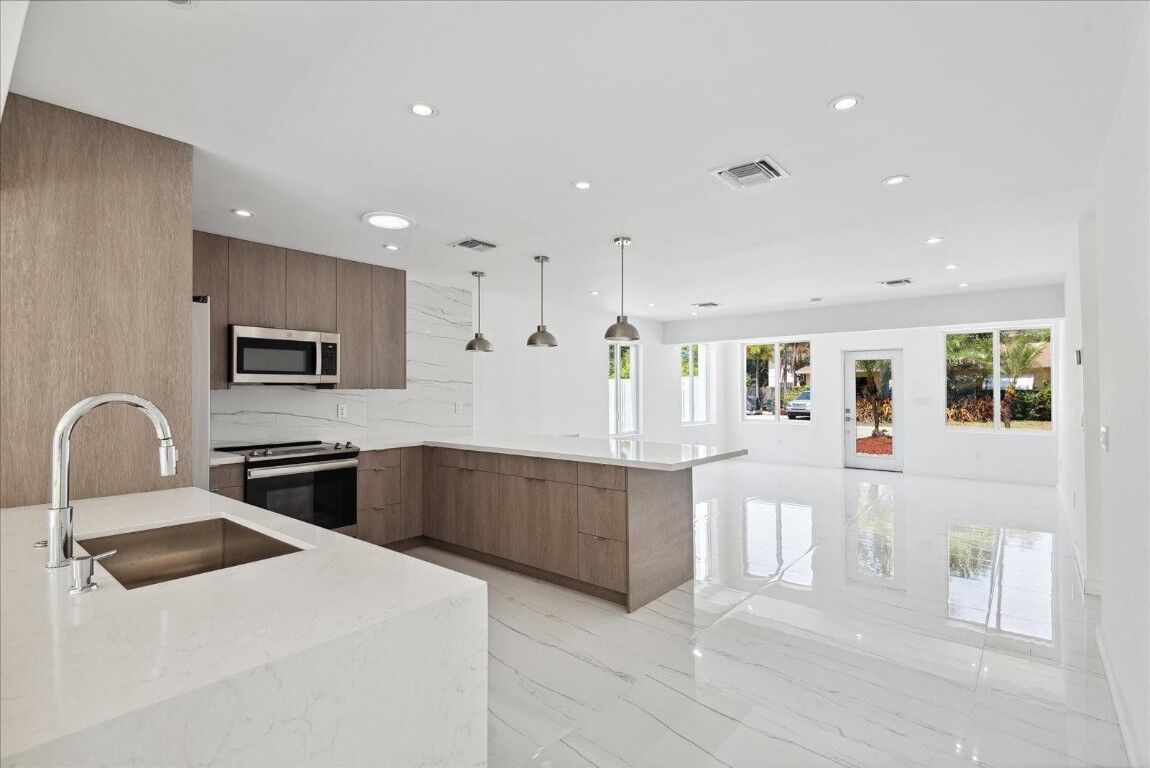 Property Photo: 2201-1 NE 9th Avenue 1 FL 33305