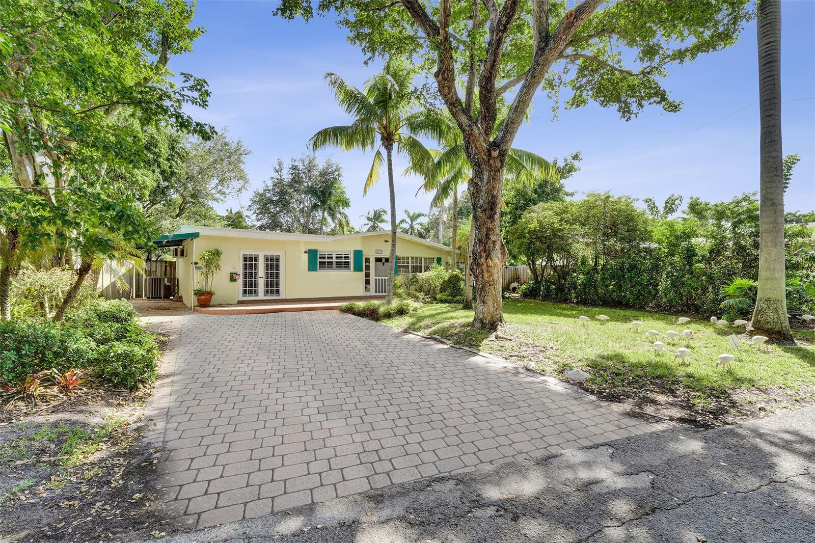 Property Photo: 1240 SE 12th Way FL 33316