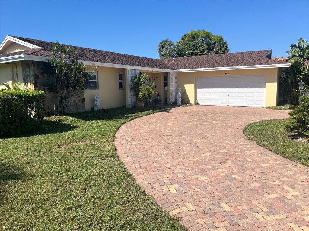 Property Photo:  5728 S Bayberry Lane  FL 33319 