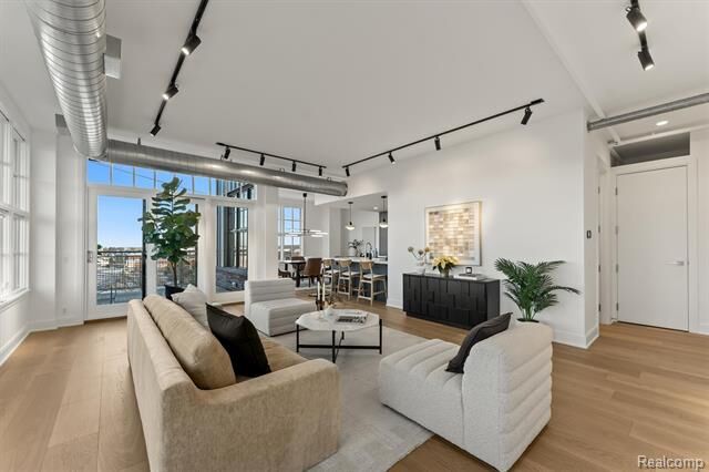 Property Photo:  2051 Villa Road 401  MI 48009 