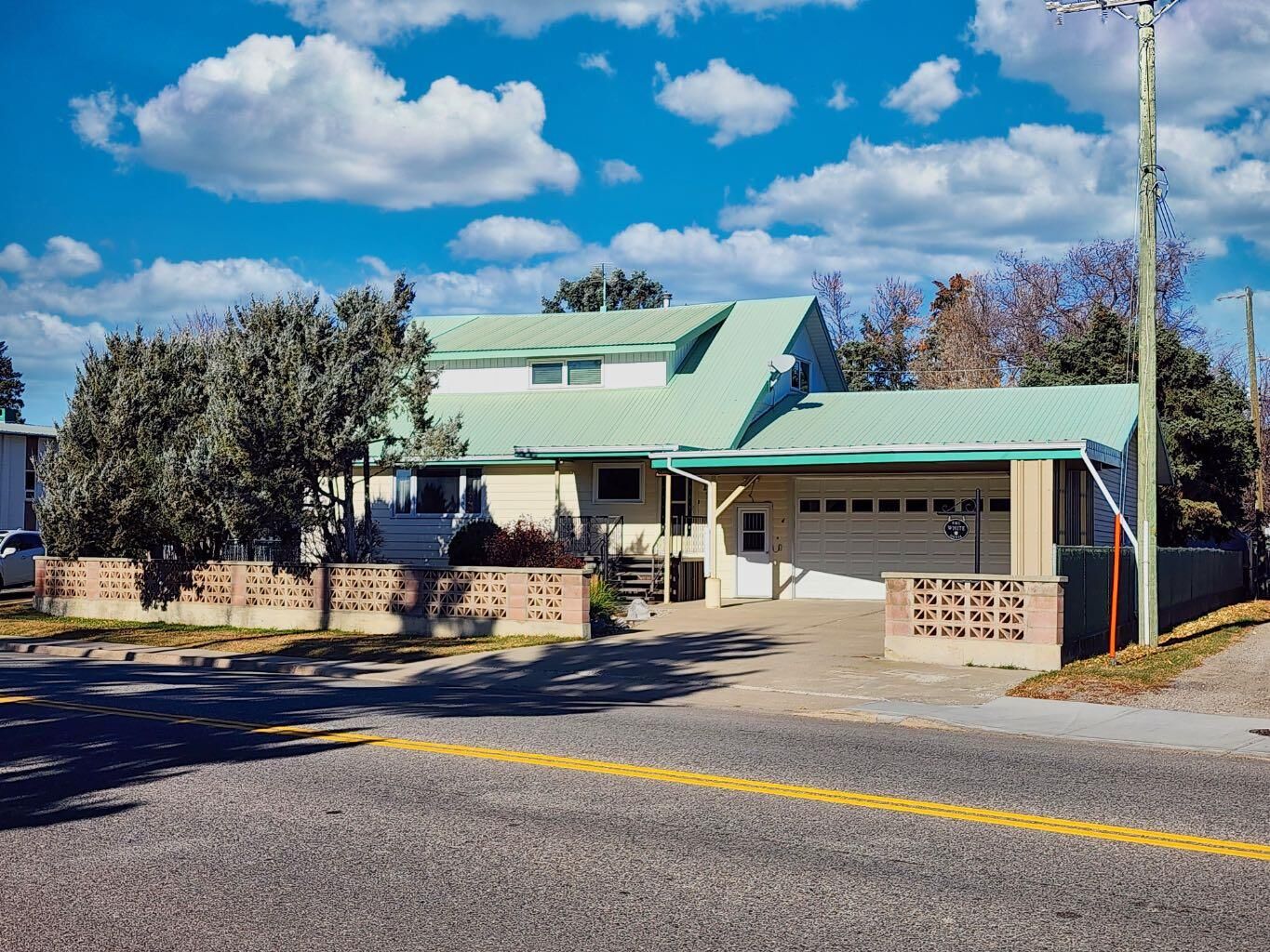 Property Photo:  112 43 Avenue W  AB T0L 0T0 