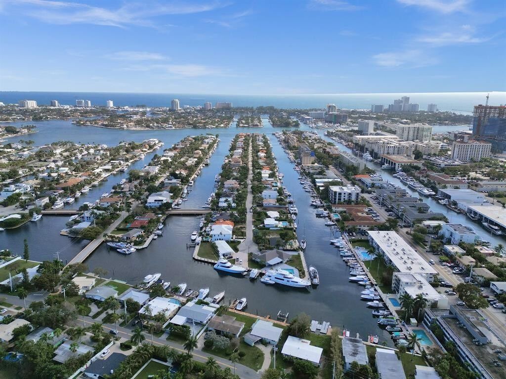 Property Photo:  1115 SE 14th Place 19C  FL 33316 