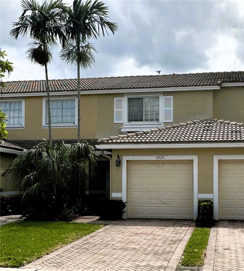 Property Photo: 5925 Royal Way FL 33321
