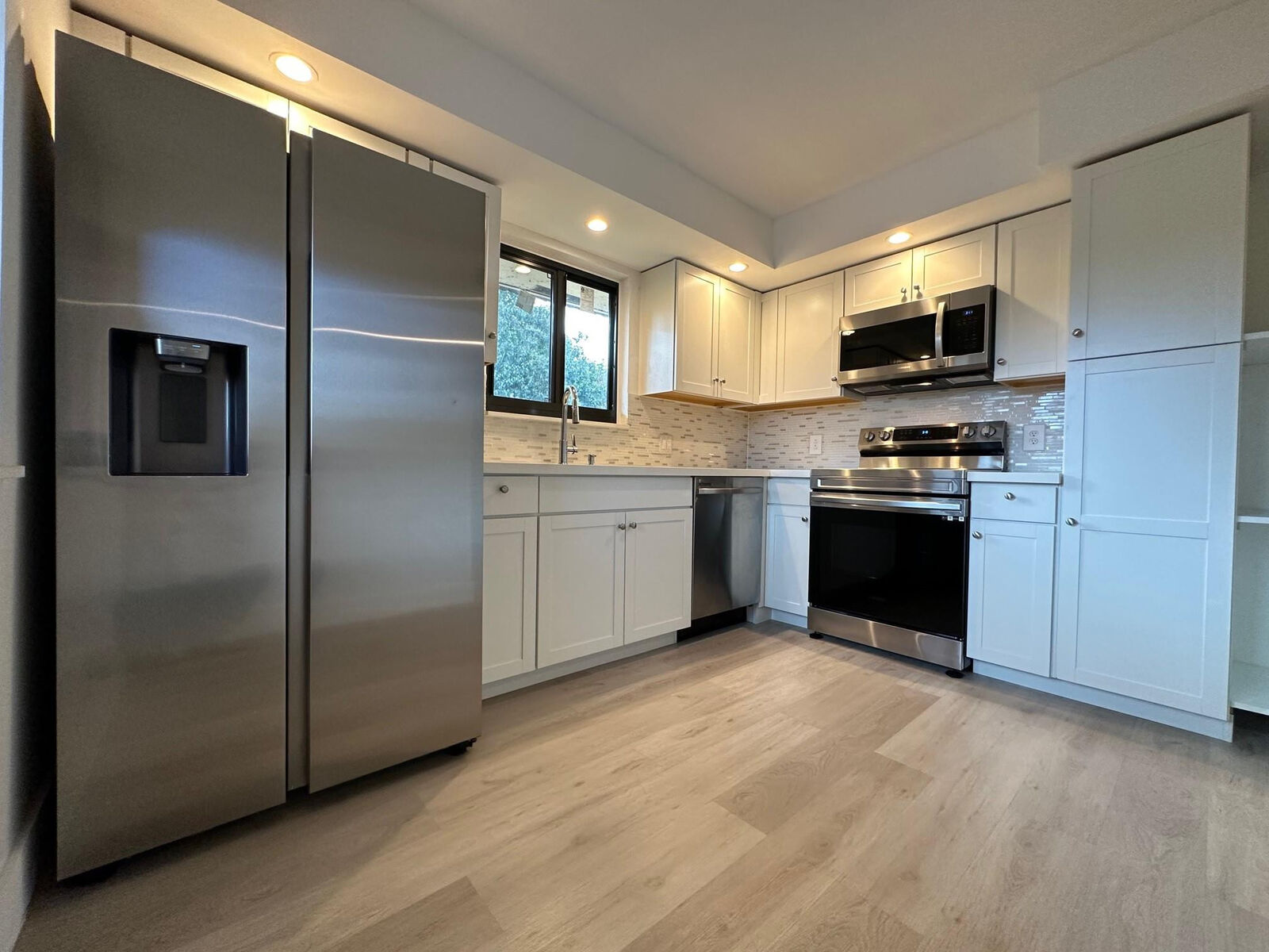 Property Photo: 369 Lakeview Drive 201 FL 33326