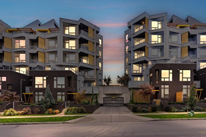 Photo de la propriété:  32838 Landeau Place 401  BC V2S 0M6 