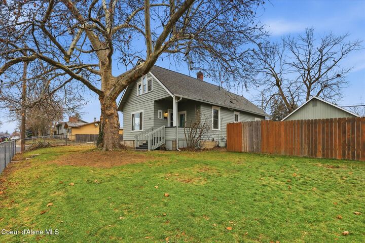 Property Photo:  4616 N Hawthorne St  WA 99205 