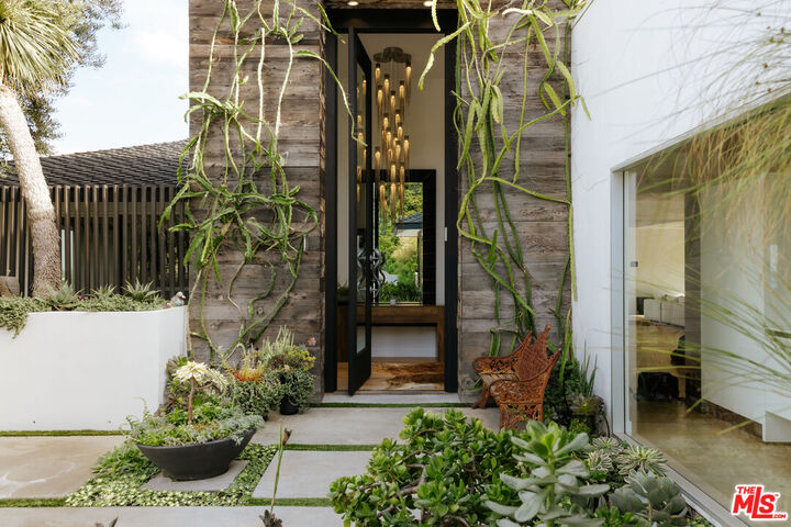 Property Photo:  2402 Carman Crest Dr  CA 90068 