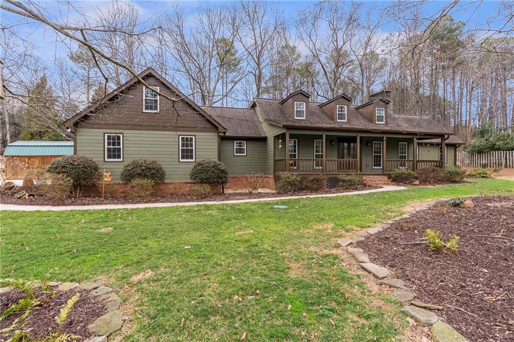 Property Photo: 460 Oakleaf Trail GA 30024