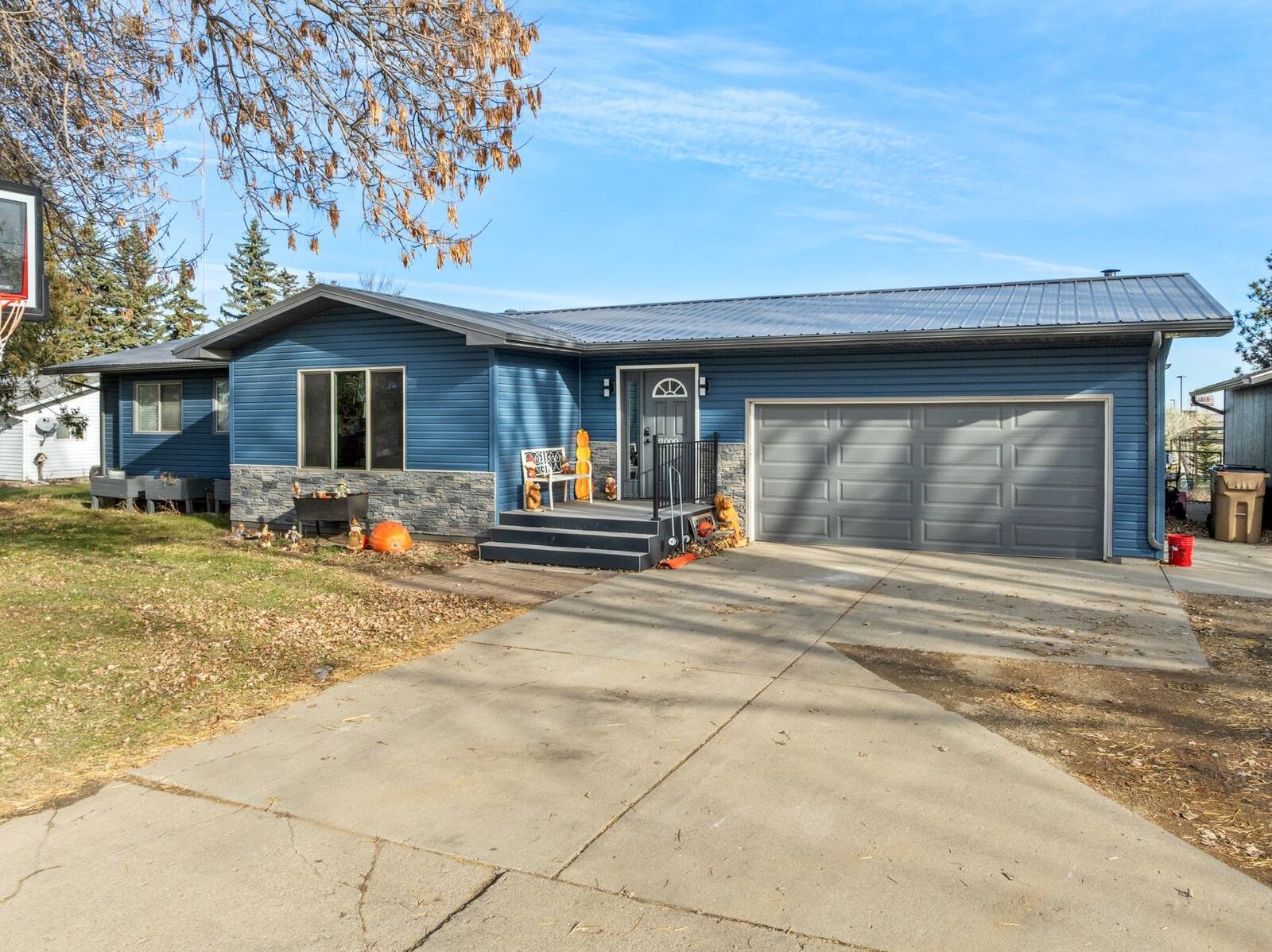 Property Photo:  2009 Parkside Dr SW  ND 58701 