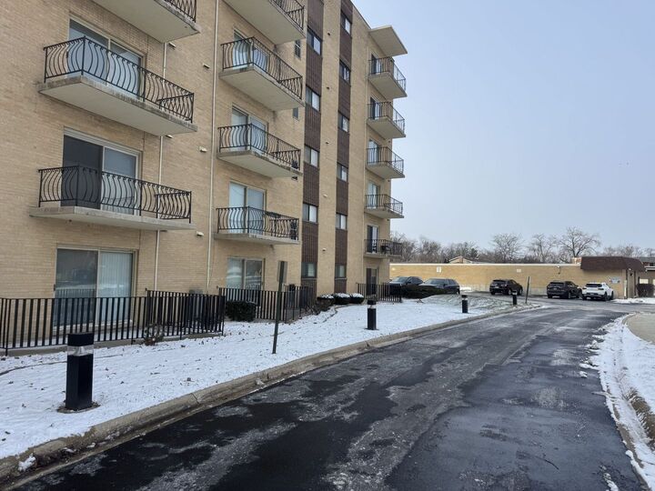 Property Photo:  18400 Cherry Creek Drive 105  IL 60430 