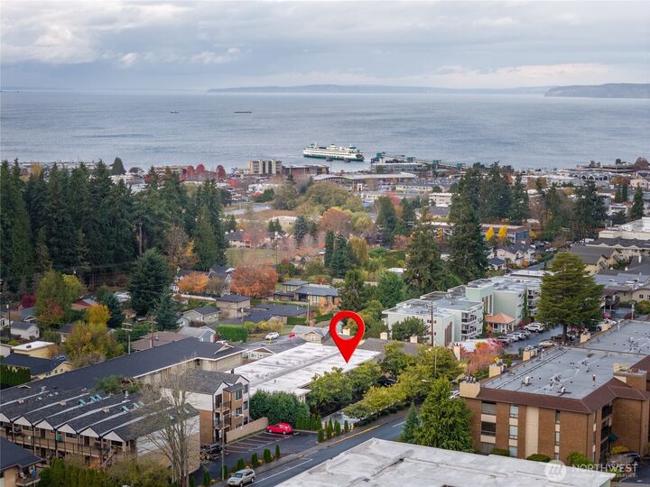 Property Photo:  1020  5th Avenue S 8  WA 98020 