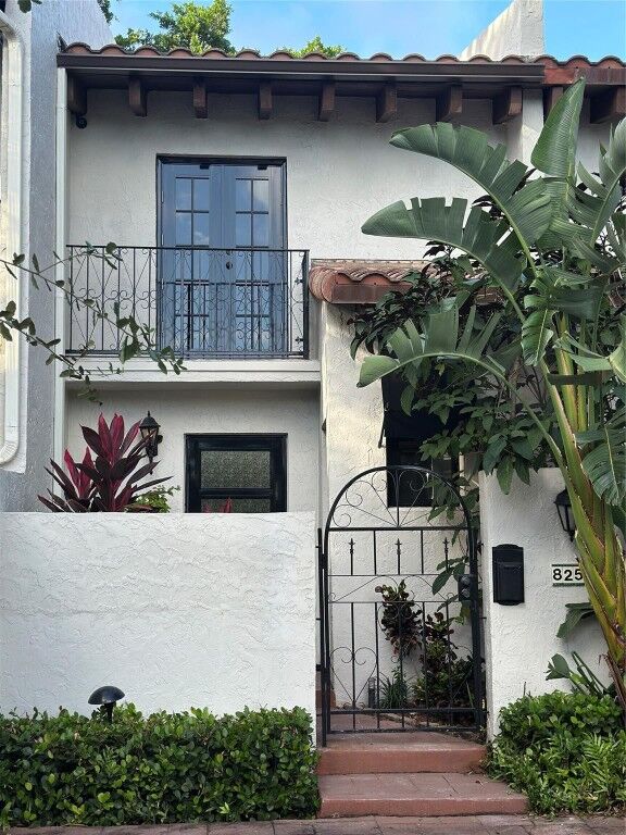 Property Photo:  825 SE 2nd Street 825  FL 33301 