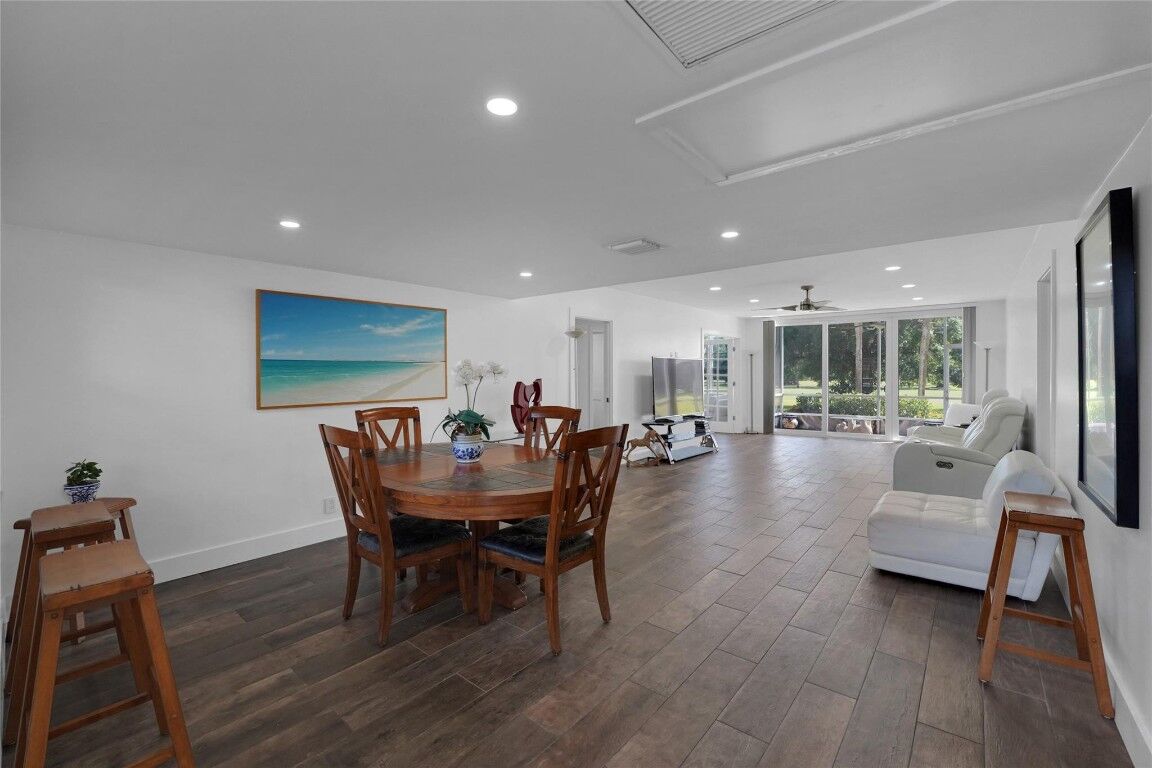Property Photo: 565 Oaks Lane 110 FL 33069
