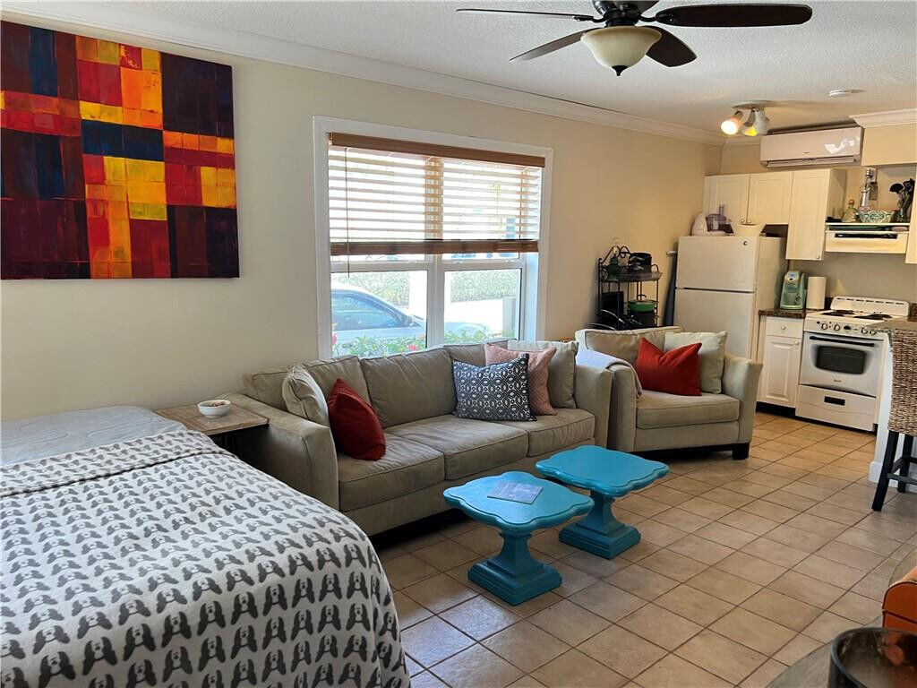 Property Photo:  4652 N Poinciana Street 4  FL 33308 