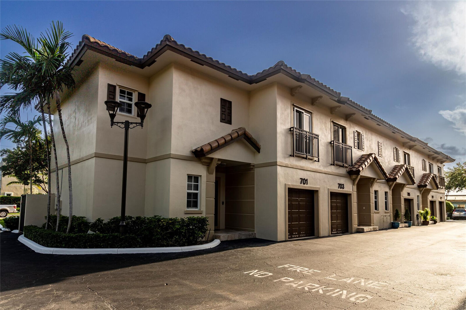 Property Photo:  705 NE 43rd Street 705  FL 33334 