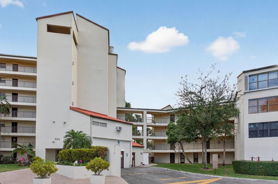 Property Photo:  2314 S Cypress Bend Drive 114  FL 33069 