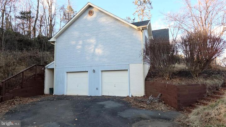 Property Photo:  6233 Ridge Lane  VA 20187 