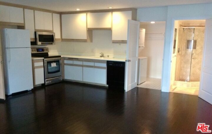 Property Photo:  20 Quarterdeck St  CA 90292 