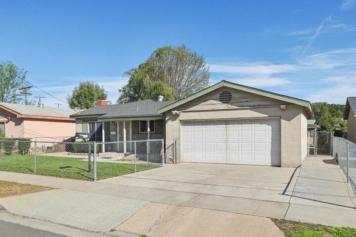 Property Photo:  940 Daisy Street  CA 92027 